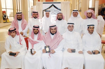 كلية الهندسة  تكرِّم متفوقيها