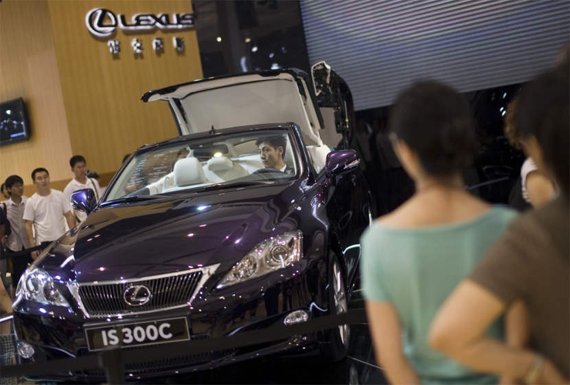 لكزس IS 300C تشارك في معرض السيارات الدولي 2009 الـ17 في جاكرتا.