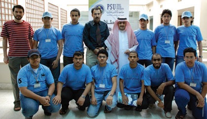 د. الرويتع يطلع على المنتج النهائي للموهوبين في جامعة سلطان