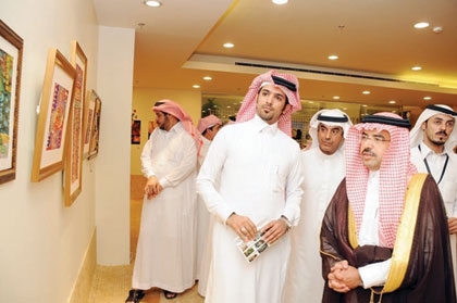 «غرناطة» يتيح المجال للمبدعين لعرض أعمالهم الفنية