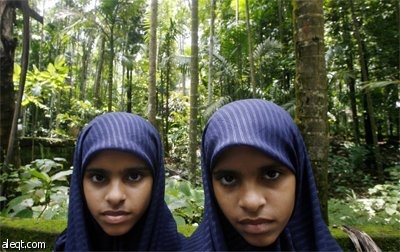 تسعة أزواج توائم يتصافون لالتقاط صورة جماعية داخل مدرستهم الحكومية في قرية كودينجي الهندية.