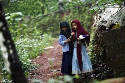 تسعة أزواج توائم يتصافون لالتقاط صورة جماعية داخل مدرستهم الحكومية في قرية كودينجي الهندية.