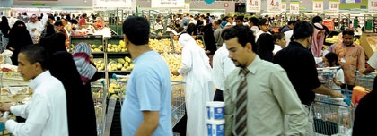 سكان العاصمة يعتمدون قاعدة «من كل سوق سلعة» بحثا عن التوفير