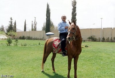 الرئيس اليمني يحب ممارسة ركوب الخيل والسباحة
