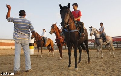 فارس فلسطيني يعرض بعض مهاراته خلال دورة تدريبية في نادي الخيل في مدينة غزة.