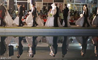 حفل زفاف جماعي في بغداد مكون من 15 شاب وفتاه تحت رعاية الحكومة العراقية.