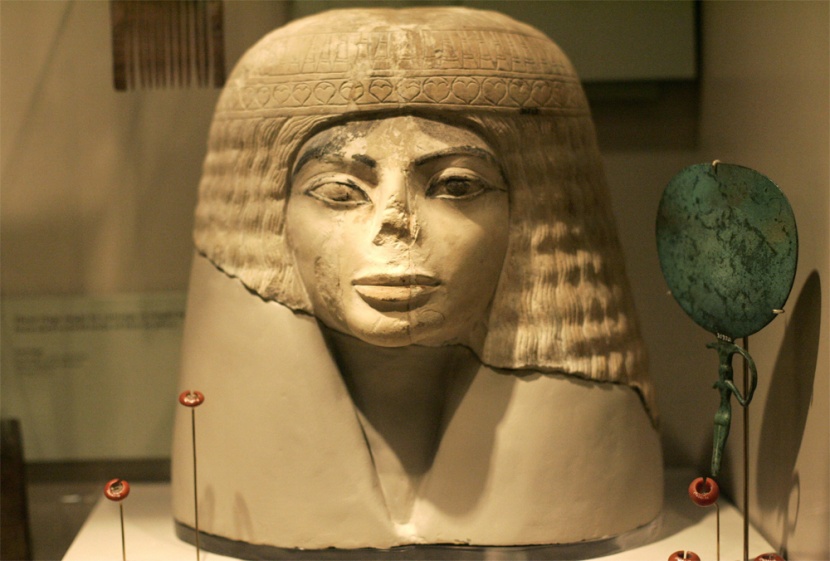 تمثال مصري قديم يشبه ملك البوب الراحل مايكل جاكسون يعرض في المتحف الميداني في شيكاغو وهو تمثال لامرأة يبلغ عمرها الآن 3000 عام.