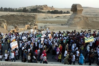 طلبة مصريون يحملون لافتة كبيرة أمام أهرامات الجيزة خلال حملة " اعرف تاريخك من آثارك"  التي تنظمها الجمعية المصرية للمجلس الأعلى 