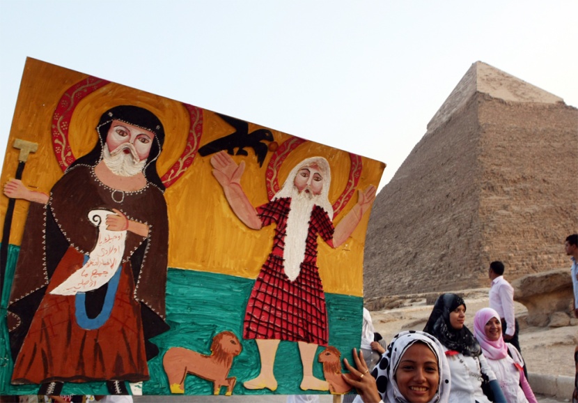 طلبة مصريون يحملون لافتة كبيرة أمام أهرامات الجيزة خلال حملة " اعرف تاريخك من آثارك"  التي تنظمها الجمعية المصرية للمجلس الأعلى 