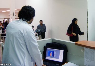 كاميرات حرارية لفحص المسافرين تم وضعها في مطار الملك عبدالعزيز في جدة في محاولة لكبح جماح الوباء الذي بات مصدرا للقلق العالمي.