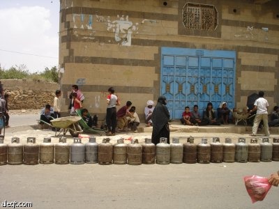 اليمن: أطفال ونساء ورجال يقفون طوابير للحصول على اسطوانة الغاز حتى يستقبلون رمضان