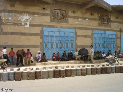 اليمن: أطفال ونساء ورجال يقفون طوابير للحصول على اسطوانة الغاز حتى يستقبلون رمضان