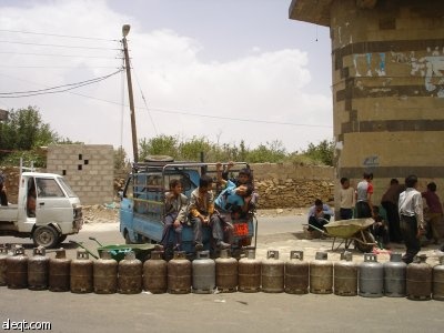 اليمن: أطفال ونساء ورجال يقفون طوابير للحصول على اسطوانة الغاز حتى يستقبلون رمضان