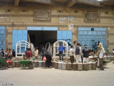اليمن: أطفال ونساء ورجال يقفون طوابير للحصول على اسطوانة الغاز حتى يستقبلون رمضان