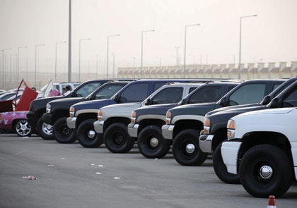 80 شابا يستعرضون بسياراتهم المعدلة بتنظيم شخصي