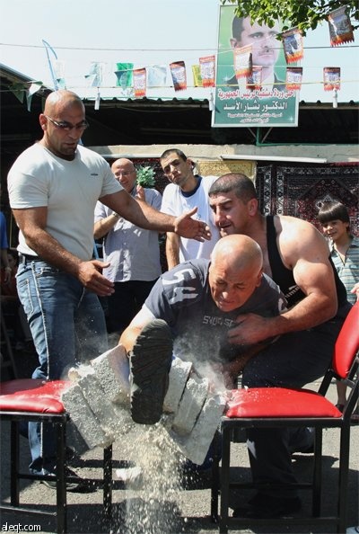 جمال كوكه (51عام) يؤدي بعض عروض فنون الدفاع عن النفس في دمشق.