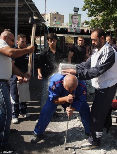 جمال كوكه (51عام) يؤدي بعض عروض فنون الدفاع عن النفس في دمشق.