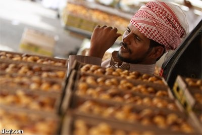 عدد كبير من الزبائن في سوق عتيقة  في الرياض لشراء التمور السعودية استعدادا لشهر رمضان المبارك.
