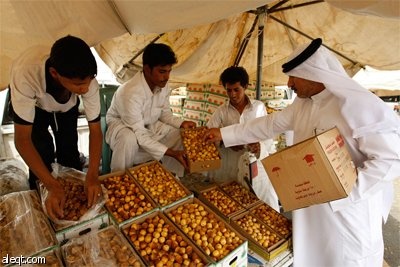 عدد كبير من الزبائن في سوق عتيقة  في الرياض لشراء التمور السعودية استعدادا لشهر رمضان المبارك.