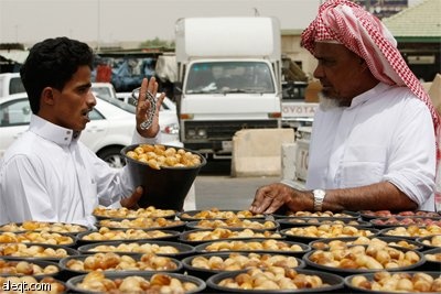 عدد كبير من الزبائن في سوق عتيقة  في الرياض لشراء التمور السعودية استعدادا لشهر رمضان المبارك.