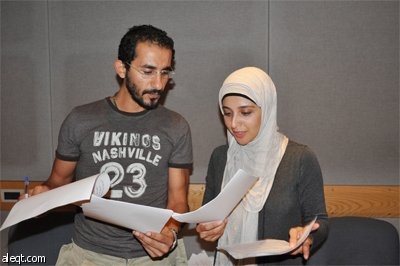 الممثلان المصريان أحمد حلمي و حنان ترك يسجلان أول حلقة من المسلسل الإذاعي "أطلبني من بابا" في القاهرة.