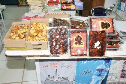 البقالات الصغيرة في رمضان..  التمور أول السلع المعروضة