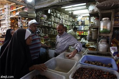 عراقيون يتبضعون من سوق الشورجة الشعبية لشراء بعض الحلويات تحضيرا لشهر رمضان المبارك في بغداد.