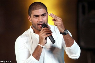 الفنان المصري خالد سليم يؤدي بعض الأغاني في مهرجان صلاح الدين الـ19 للموسيقى في الجيزة.