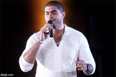 الفنان المصري خالد سليم يؤدي بعض الأغاني في مهرجان صلاح الدين الـ19 للموسيقى في الجيزة.