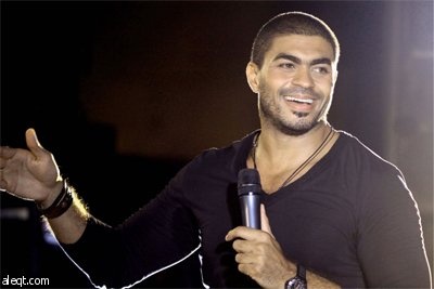 الفنان المصري خالد سليم يؤدي بعض الأغاني في مهرجان صلاح الدين الـ19 للموسيقى في الجيزة.