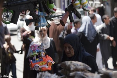 المحقق كولومبو (شخصية هزلية) يحمل فانوس رمضان في سوق مدينة غزة التي تستعد لشهر رمضان المبارك.