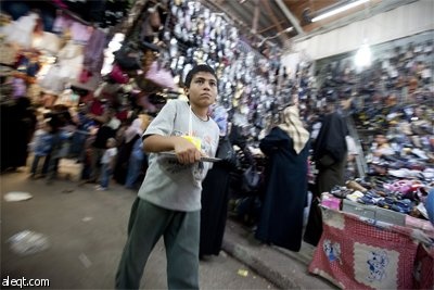 المحقق كولومبو (شخصية هزلية) يحمل فانوس رمضان في سوق مدينة غزة التي تستعد لشهر رمضان المبارك.