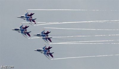 طائرات ميغ 29 الروسية المقاتلة تؤدي بعض العروض الجوية خلال افتتاح معرض الطيران الدولي في زوكوفسكي.