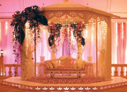 «كوشات الأفراح»..العريس يدفع ثمن الجلوس بجانب العروس باهظا!!