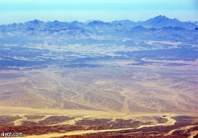 صورة جوية تظهر مدى انحدار خصوبة وادي النيل مع تكون كتل ترابية في مدينة الأقصر.