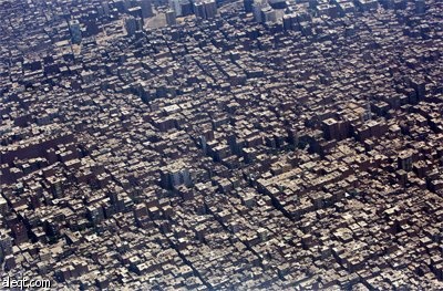صورة جوية تظهر مدى انحدار خصوبة وادي النيل مع تكون كتل ترابية في مدينة الأقصر.