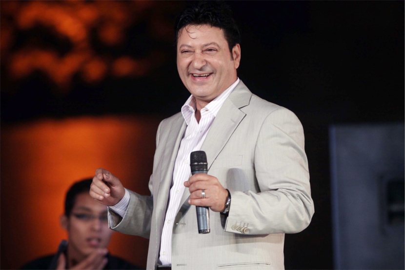 الفنان المصري محمد الحلو يؤدي بعض الأغاني في مهرجان صلاح الدين الـ19 للموسيقى في الجيزة.
