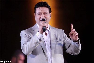 الفنان المصري محمد الحلو يؤدي بعض الأغاني في مهرجان صلاح الدين الـ19 للموسيقى في الجيزة.