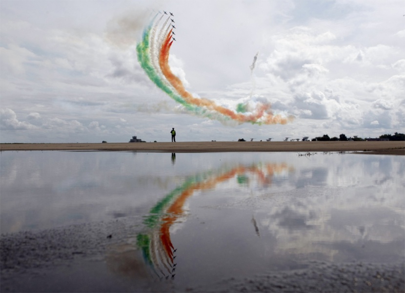 سلاح الجو الإيطالي  "Frecce Tricolori"  يؤدي بعض العروض الجوية في معرض الطيران الدولي في زوكوفسكي.
