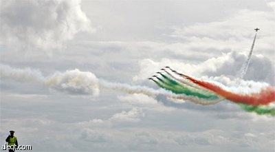 سلاح الجو الإيطالي  "Frecce Tricolori"  يؤدي بعض العروض الجوية في معرض الطيران الدولي في زوكوفسكي.