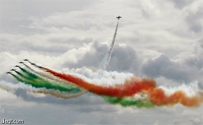سلاح الجو الإيطالي  "Frecce Tricolori"  يؤدي بعض العروض الجوية في معرض الطيران الدولي في زوكوفسكي.