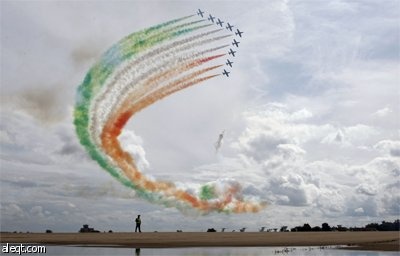 سلاح الجو الإيطالي  "Frecce Tricolori"  يؤدي بعض العروض الجوية في معرض الطيران الدولي في زوكوفسكي.