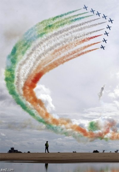 سلاح الجو الإيطالي  "Frecce Tricolori"  يؤدي بعض العروض الجوية في معرض الطيران الدولي في زوكوفسكي.