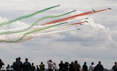 سلاح الجو الإيطالي  "Frecce Tricolori"  يؤدي بعض العروض الجوية في معرض الطيران الدولي في زوكوفسكي.