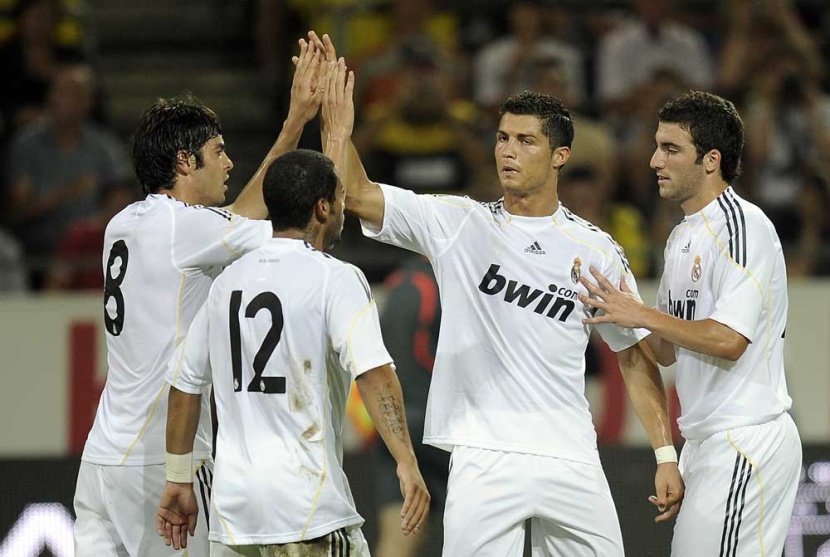 لاعبي ريال مدريد يحتفلون بعد فوزهم على بوروسيا دورتموند  بخمسة أهداف مقابل لاشي استعداد للموسم الكروي