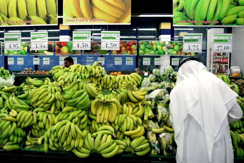 إماراتي يشتري فاكهة الموز قبل  حلول شهر رمضان المبارك من احد المتاجر