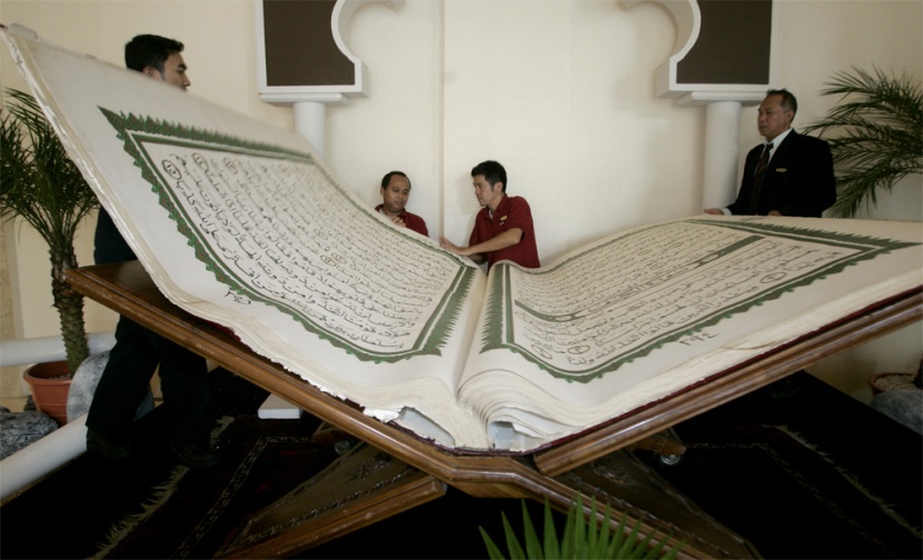 نسخة عملاقة من المصحف الشريف (3م – 300كجم) الذي صمم يدوياً وبخط اليد يتم عرضه في فندق بمناسبة قدوم شهر رمضان المبارك في جاكارتا.