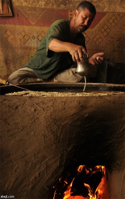 أفغاني يعد الحلوى الخاصة بشهر رمضان المبارك في يومه الأول في كابول.