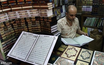 فتاة فلسطينية تقرأ القرآن الكريم في مسجد في مدينة نابلس في اليوم الأول من أيام شهر رمضان المبارك.
