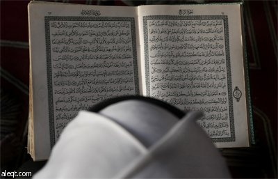 فتاة فلسطينية تقرأ القرآن الكريم في مسجد في مدينة نابلس في اليوم الأول من أيام شهر رمضان المبارك.